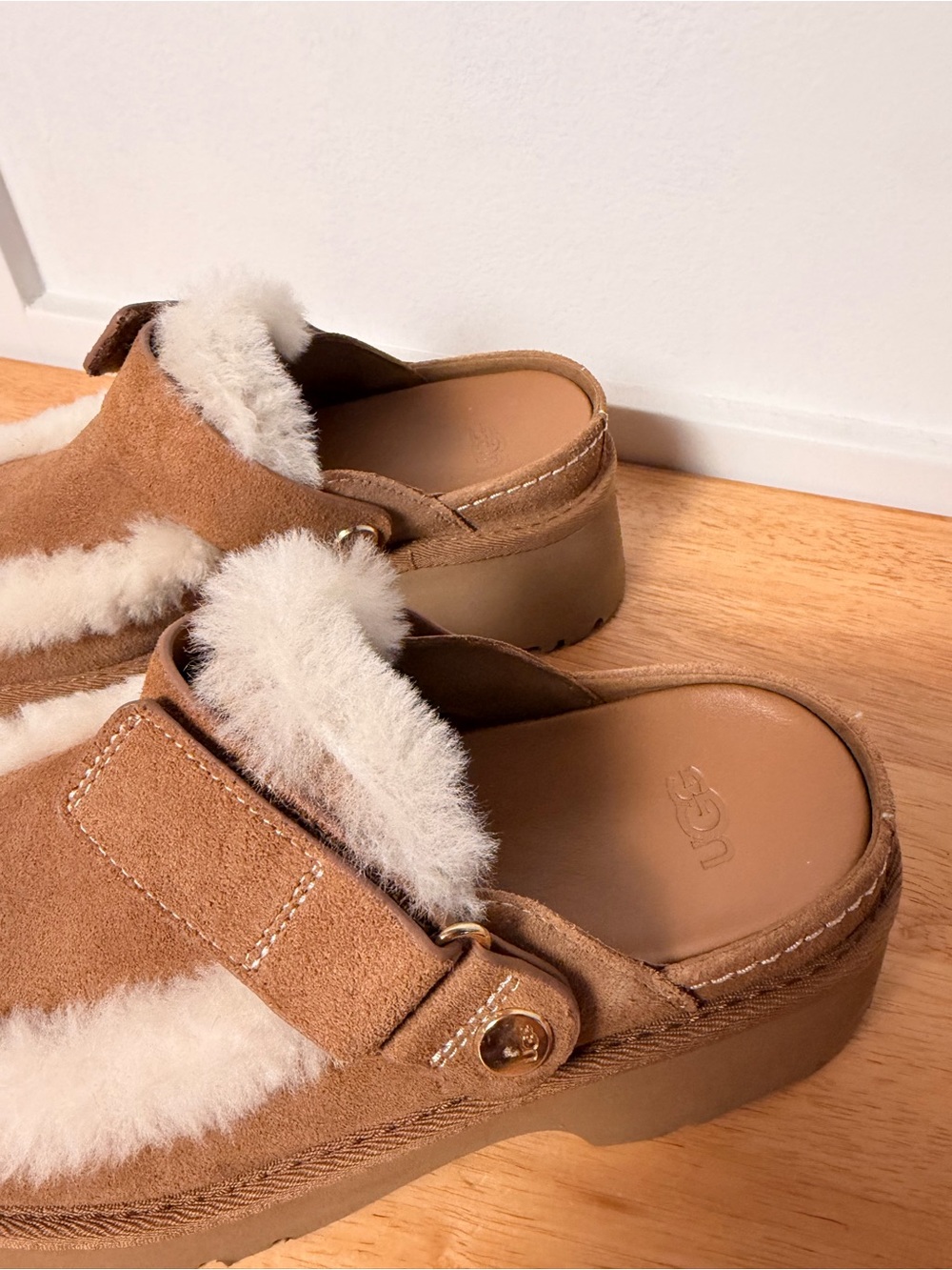 UGG Esmee Clogs Chestnut Shearling Platform Shoes Women’s 7 New - Picture 4 of 5